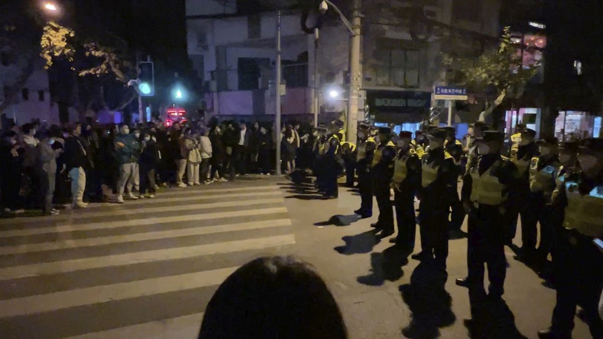 Čínská policie brání novým protestům. Kolemjdoucím kontroluje telefony